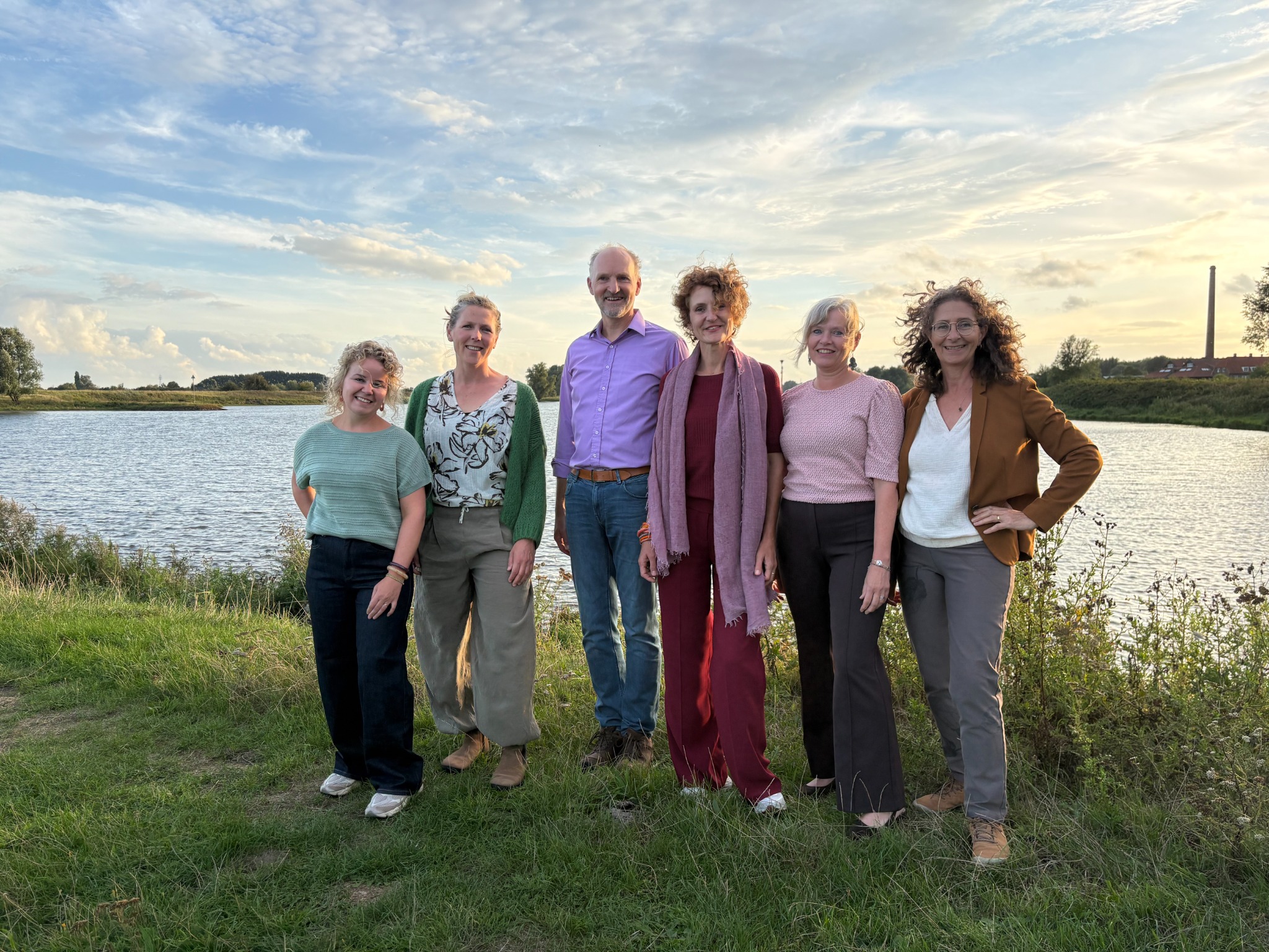 Deelnemers van Gezondheidshub Wageningen samen aan het water